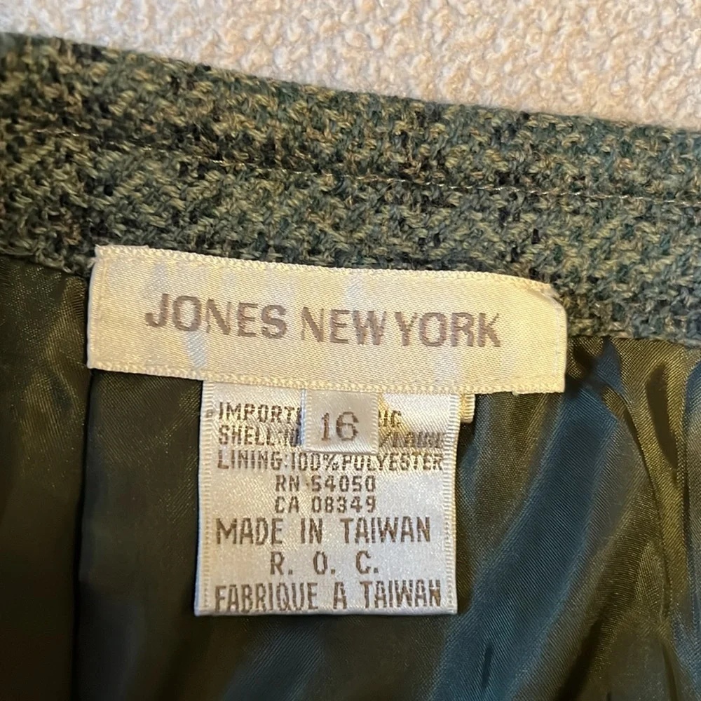 Pristine Women's 100% wool plaid Jones New York  skirt, fully lined. - Picture 5 of 8
